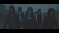 欅坂46「避雷針」ミュージックビデオのワンシーン。