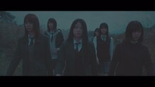 欅坂46「避雷針」ミュージックビデオのワンシーン。