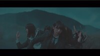 欅坂46「避雷針」ミュージックビデオのワンシーン。