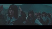 欅坂46「避雷針」ミュージックビデオのワンシーン。