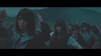 欅坂46「避雷針」ミュージックビデオのワンシーン。