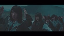 欅坂46「避雷針」ミュージックビデオのワンシーン。