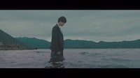 欅坂46「避雷針」ミュージックビデオのワンシーン。