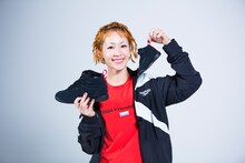 コラボレーションモデル「Freestyle Hi Kaela」を手にした木村カエラ。