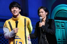 ユースケ（左）のお尻と背中を触るAKIHIDE（右）。