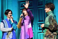 “DAI語”のフレーズを考えるリョウガ（中央）と彼を見守るカイ（左）、タクヤ（右）。