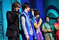 カイ（左から2番目）のお尻を触るDAIGO（左端）。