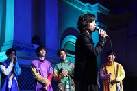 超特急のリクエストで甘い言葉をささやくAKIHIDE（手前）。