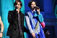 カイ（右）のお尻を触り笑みを浮かべるDAIGO（左）。