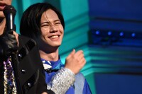 DAIGOにお尻を触られ続け、照れるカイ。