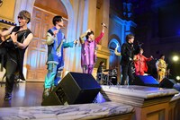 「恋のスーパーエクスプレス」のパフォーマンスの様子。