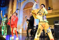 「恋のスーパーエクスプレス」のパフォーマンスの様子。