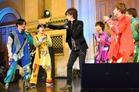 「恋のスーパーエクスプレス」のパフォーマンスの様子。