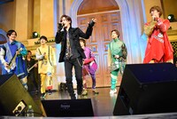 「恋のスーパーエクスプレス」のパフォーマンスの様子。