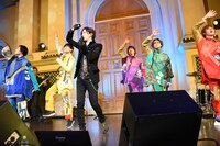 「恋のスーパーエクスプレス」のパフォーマンスの様子。