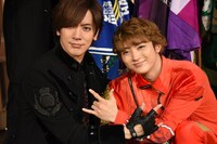 2人で一緒にうぃっしゅポーズを決めるDAIGO（左）とユーキ（右）。