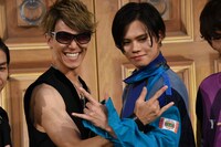 2人で一緒にうぃっしゅポーズを決めるSHINPEI（左）とカイ（右）。