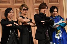 超特急ポーズを決めるBREAKERZとカイ（右）。