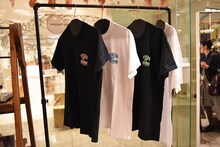 ラックにかけられた「小沢健二とPIZZA OF DEATHボーダー×PIZZAロゴTシャツ」。