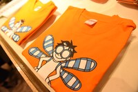 陳列された「青トンボのロック キッズTシャツ」。