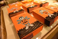 陳列された「アイスクリームが溶けてしまう前に（家族のハロウィーンのための連作）」。