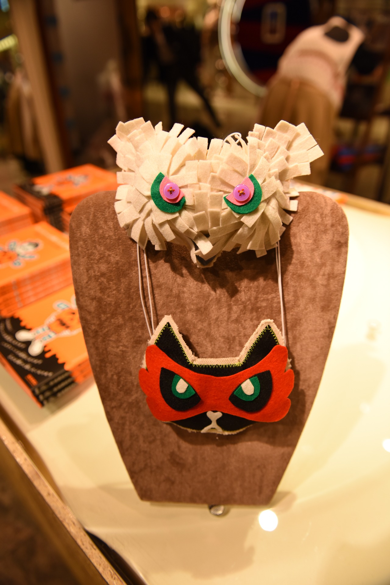 ワークショップで作るフクロウと猫の仮面イメージ。