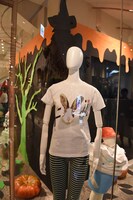 「ウサギ『愛★』Ｔシャツ」を着用したマネキン。