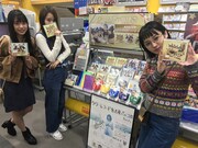 タワーレコードを訪れた伊藤千由李、大黒柚姫、咲良菜緒。