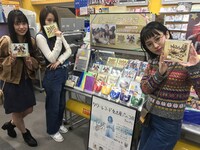 タワーレコードを訪れた伊藤千由李、大黒柚姫、咲良菜緒。