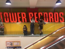タワーレコードを訪れた伊藤千由李、大黒柚姫、咲良菜緒。