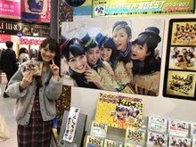 東京・SHIBUYA TSUTAYAを訪れた秋本帆華。