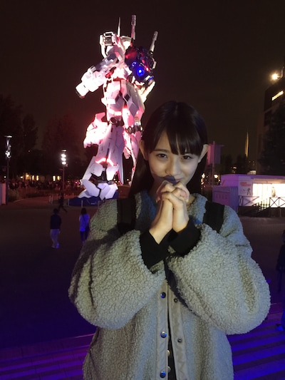 “お天気祈願”と“来客祈願”をする秋本帆華。