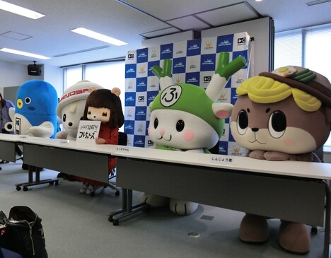 記者会見でバンド名を発表するコレサワ。