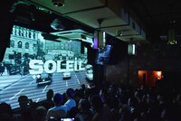 幕代わりのガレージシャッターに投影されたオープニング映像。