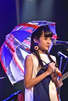 新曲「青いインクのラブレター」を歌うそれいゆ。