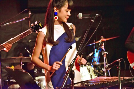 グロッケンを演奏するそれいゆ。