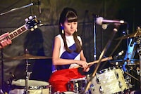 真剣な表情でドラムを叩くそれいゆ。