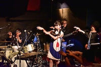 手をひらひらさせるそれいゆ独自のメンバー紹介。