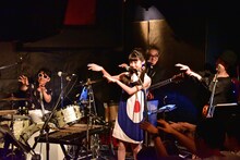 手をひらひらさせるそれいゆ独自のメンバー紹介。