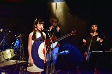 アカペラで「So Much in Love」の冒頭を歌うそれいゆ、中森泰弘、レモン（左から）。