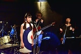アカペラで「So Much in Love」の冒頭を歌うそれいゆ、中森泰弘、レモン(左から)。