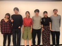 左からもも（Vo / チャラン・ポ・ランタン）、山内総一郎（Vo, G / フジファブリック）、チャラン・ポ・ランタンのサポートメンバーのふーちん（Dr）、金澤ダイスケ（Key / フジファブリック）、小春（Accordion / チャラン・ポ・ランタン）、加藤慎一（B / フジファブリック）。