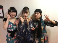 左からもも（Vo / チャラン・ポ・ランタン）、藤田ニコル、小春（Accordion / チャラン・ポ・ランタン）。