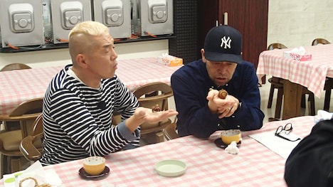 エスカルゴに癒されるウド鈴木と槇原敬之。(c)メ～テレ