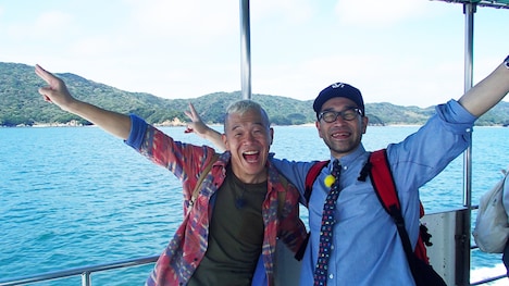 伊勢湾に浮かぶ離島をバックに記念撮影。(c)メ～テレ