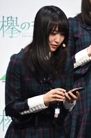 ゲームの説明をする菅井友香。