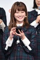 ゲームの説明をする守屋茜。