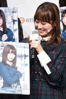 お気に入りのカードを見る守屋茜。