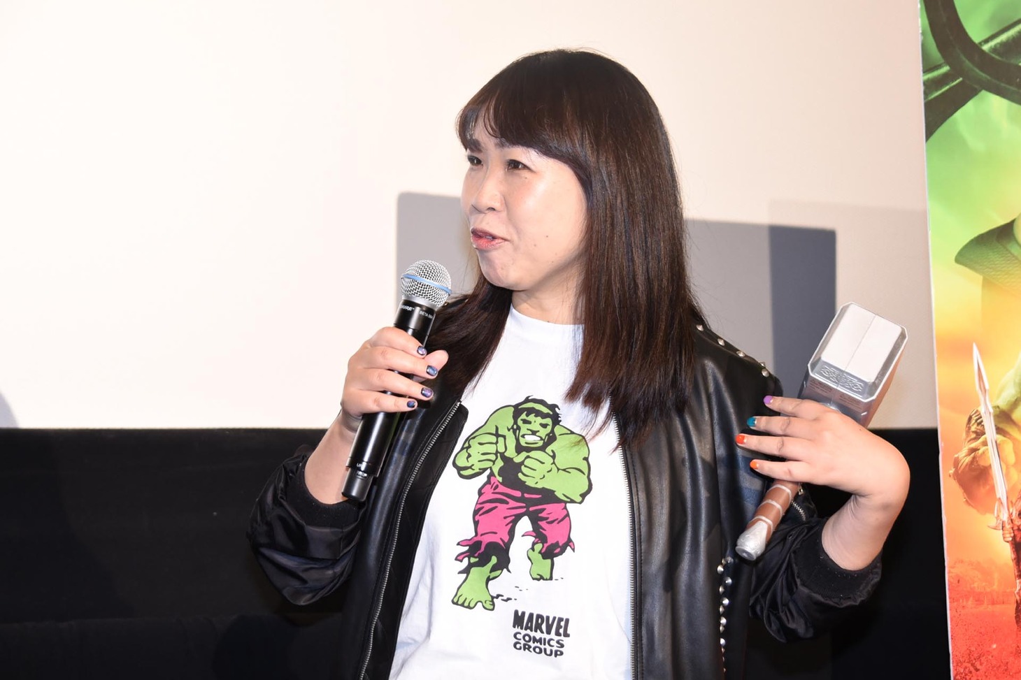 ハルクのTシャツに、「バトルロイヤル」をイメージした鋲付き革ジャンを合わせた光岡三ツ子。