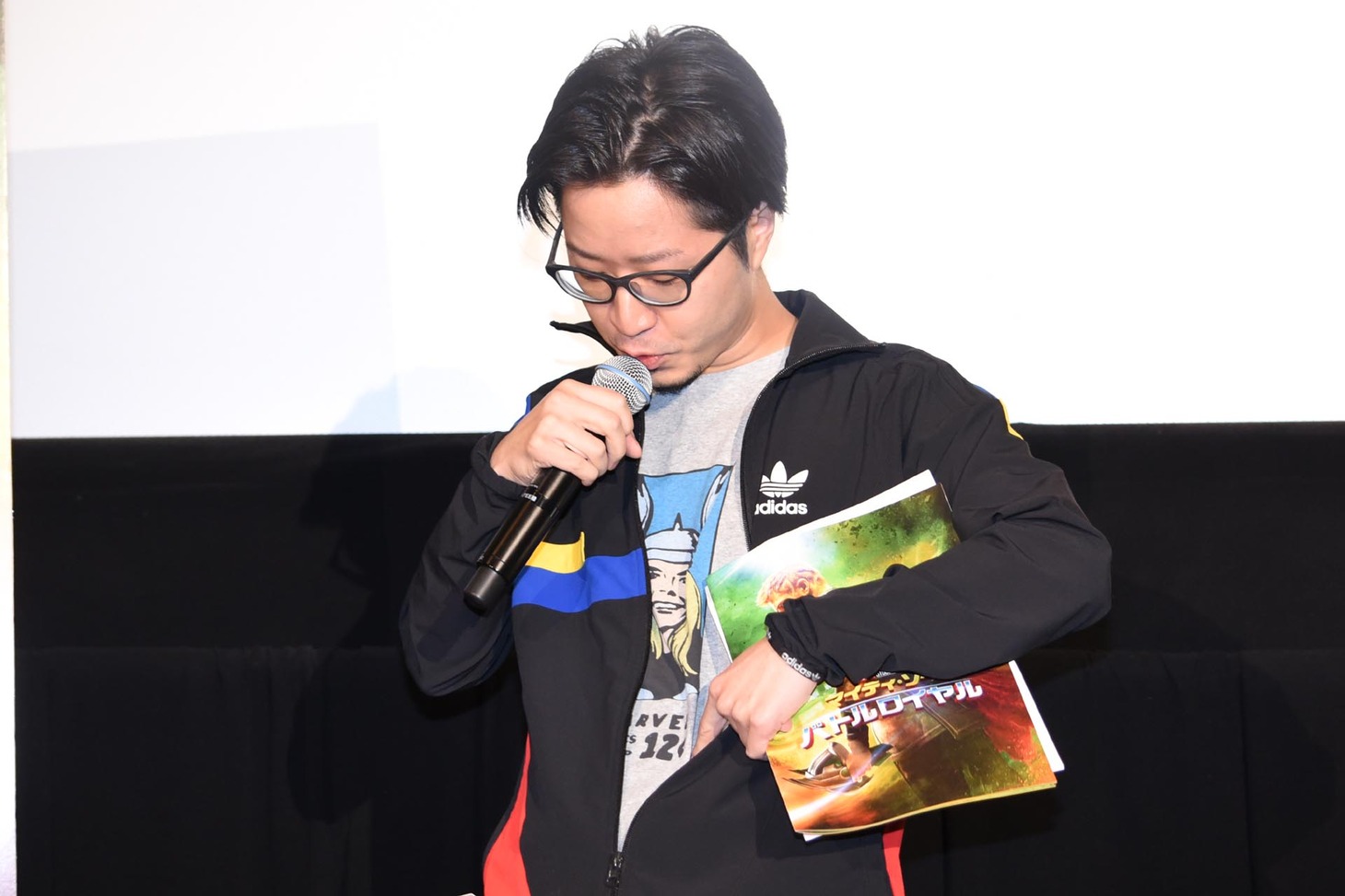 古いマイティ・ソーのTシャツを着たPUNPEE。